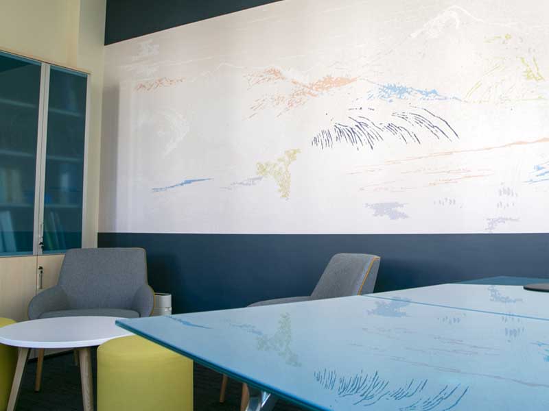 Image de bureau dans les tons de bleu, avec une fresque panoramique dans un style zen