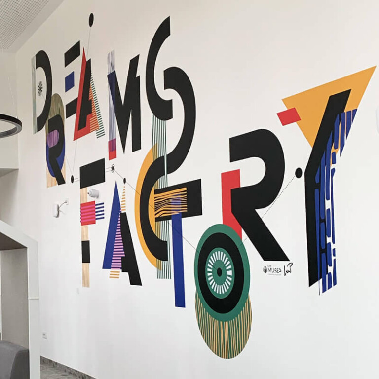 Les_muses-fresque-sur-mesure-semia-decoration-murale-design-cafeteria-entreprise-mobile