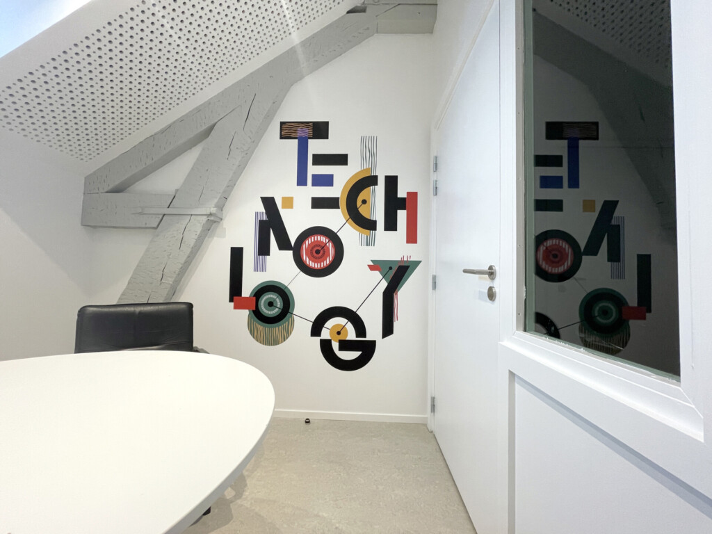Fresque murale mot clé "Technologie", décoration pour startup design. Typographic mural, word "technology", startup design decor Mural tipografico para startup, palabra "Technology", decoración para startup.
