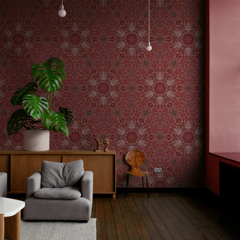 maison-les-muses-sala-lujuosa-nopal-papel-tapiz-ardiente-comex-2024-salon-luxe-rouge-panoramique-wallpaper-luxury-interior-red
